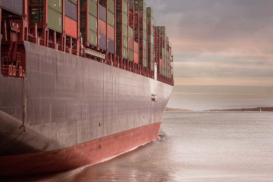 nave da cargo in navigazione