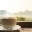 Tazza fumante davanti alla finestra