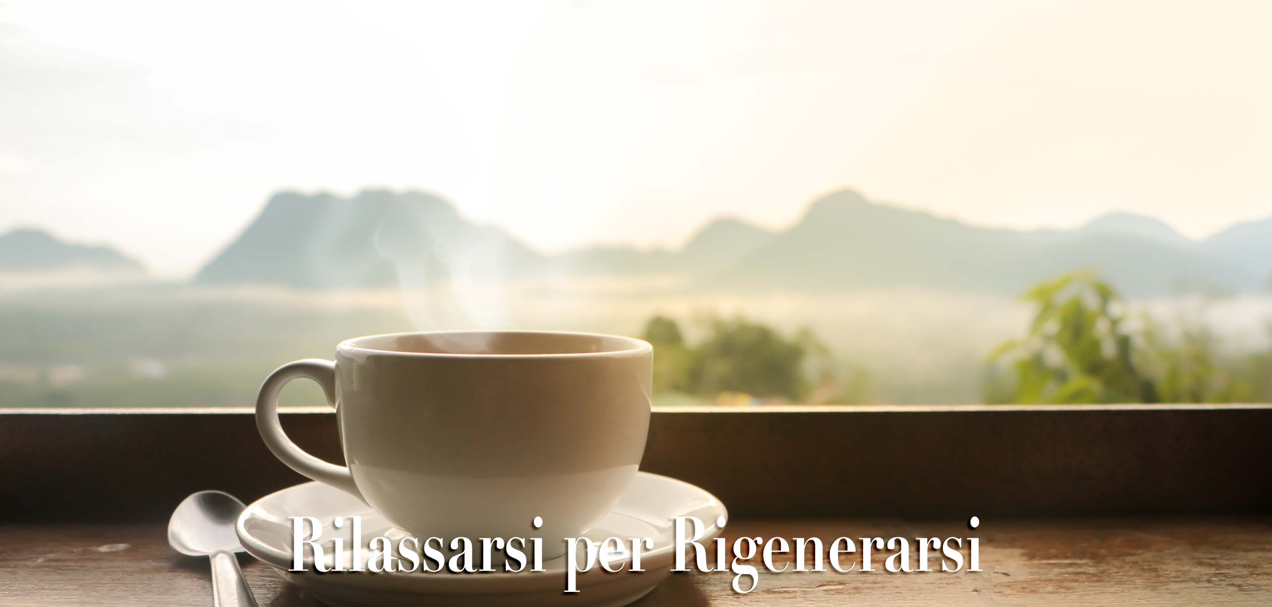 Tazza fumante davanti alla finestra