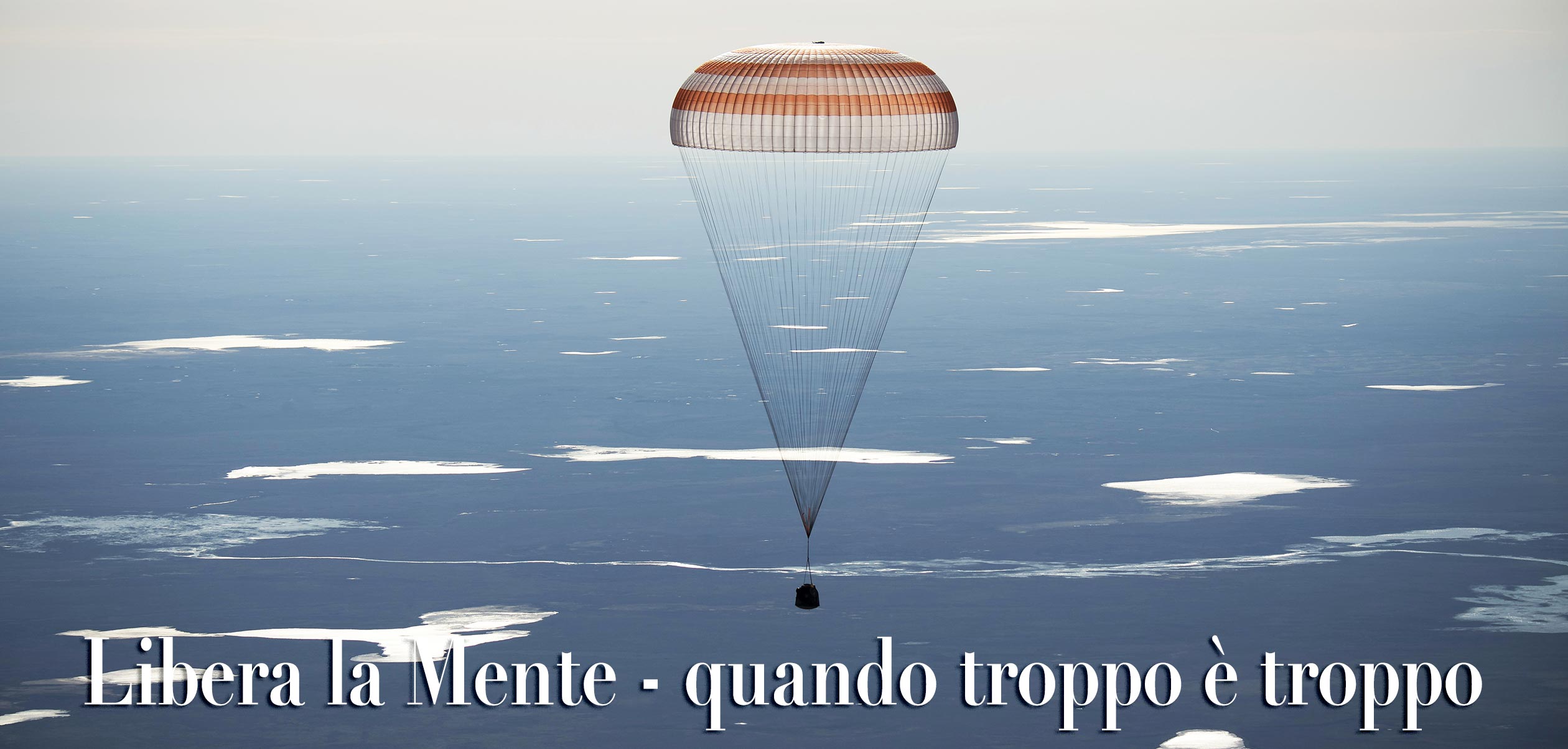 paracadute sul mare e cielo azzurro